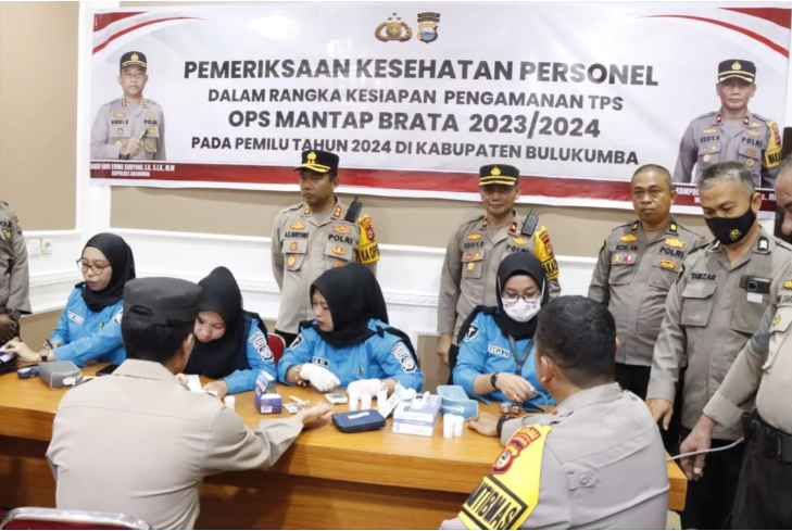 Pemeriksaan kesehatan personel pengamanan Tempat Pemungutan Suara (TPS) merupakan langkah strategis yang diambil oleh Polres Bulukumba dalam rangka persiapan Pemilu 2024. Seiring dengan meningkatnya kebutuhan akan keamanan dan ketertiban selama proses pemilu, kesehatan personel pengamanan menjadi faktor penting yang tidak bisa diabaikan. Dengan memastikan kesehatan para petugas yang bertanggung jawab dalam menjaga keamanan, Polres Bulukumba bertujuan untuk menciptakan suasana pemilu yang aman, tertib, dan damai. Dalam artikel ini, kita akan membahas lebih dalam tentang pelaksanaan pemeriksaan kesehatan, langkah-langkah yang diambil, tantangan yang dihadapi, serta dampaknya terhadap keamanan dalam pelaksanaan Pemilu 2024. 1. Pentingnya Pemeriksaan Kesehatan untuk Personel Pengamanan Pemeriksaan kesehatan bagi personel pengamanan TPS memiliki peranan yang sangat penting. Dalam konteks pemilu, setiap petugas tidak hanya diharapkan untuk memiliki kemampuan fisik yang prima, tetapi juga mental yang stabil. Situasi di lapangan sering kali menuntut personel untuk cepat mengambil keputusan, serta mampu mengatasi tekanan yang mungkin timbul akibat interaksi dengan masyarakat. Dengan pemeriksaan kesehatan yang menyeluruh, risiko personel mengalami masalah kesehatan saat bertugas dapat diminimalisir. Pemeriksaan kesehatan ini mencakup berbagai aspek, antara lain pengecekan tekanan darah, deteksi dini penyakit menular, serta evaluasi kesehatan mental. Dalam pemilu sebelumnya, kita telah melihat bagaimana masalah kesehatan dapat mempengaruhi kinerja petugas di lapangan. Oleh karena itu, Polres Bulukumba melakukan langkah proaktif ini untuk memastikan bahwa semua personel dalam keadaan fit dan siap melaksanakan tugas. Selain itu, pemeriksaan kesehatan juga berfungsi untuk membangun kepercayaan masyarakat terhadap petugas pengamanan. Dengan adanya pemeriksaan yang transparan, masyarakat akan merasa lebih aman dan yakin bahwa petugas yang menjaga keamanan mereka adalah orang-orang yang dalam kondisi sehat dan siap bertugas. Kepercayaan ini sangat penting untuk menciptakan suasana yang kondusif selama pelaksanaan pemilu. 2. Proses Pemeriksaan Kesehatan yang Dilakukan Proses pemeriksaan kesehatan yang dilakukan oleh Polres Bulukumba melibatkan beberapa tahap yang sistematis dan terencana. Pertama, semua personel yang ditugaskan untuk pengamanan TPS diberitahukan tentang jadwal pemeriksaan. Pemberitahuan ini dilakukan melalui briefing yang diadakan sehari sebelum pemeriksaan. Dalam briefing tersebut, petugas kesehatan menjelaskan pentingnya pemeriksaan serta prosedur yang akan dijalani. Pemeriksaan kesehatan dilakukan oleh tim medis yang terdiri dari dokter dan perawat yang berpengalaman. Mereka dilengkapi dengan peralatan medis yang memadai untuk melakukan berbagai macam tes kesehatan. Tahapan pemeriksaan dimulai dengan pengukuran tanda-tanda vital, seperti tekanan darah, denyut nadi, dan suhu tubuh. Setelah itu, dilakukan pemeriksaan fisik untuk mendeteksi adanya gejala penyakit atau masalah kesehatan lainnya. Selanjutnya, tim medis melakukan evaluasi kesehatan mental dengan menggunakan kuesioner dan wawancara. Aspek ini sangat penting karena kesehatan mental mempengaruhi kinerja dan ketahanan psikologis petugas di lapangan. Jika ada personel yang dinyatakan membutuhkan perhatian lebih lanjut, mereka akan dirujuk ke fasilitas kesehatan terdekat untuk mendapatkan penanganan yang tepat. Hasil dari pemeriksaan kesehatan ini kemudian dicatat dan dilaporkan kepada pimpinan Polres Bulukumba. Data tersebut tidak hanya digunakan untuk menilai kondisi kesehatan personel, tetapi juga sebagai bahan evaluasi untuk perencanaan pemantauan kesehatan di masa mendatang. Dengan proses yang terstandarisasi dan transparan ini, diharapkan semua personel dapat menjalankan tugasnya dengan optimal selama pemilu. 3. Tantangan dalam Pelaksanaan Pemeriksaan Kesehatan Meskipun pelaksanaan pemeriksaan kesehatan personel pengamanan TPS memiliki banyak manfaat, tetap ada sejumlah tantangan yang dihadapi oleh Polres Bulukumba. Salah satu tantangan utama adalah keterbatasan waktu. Mengingat jadwal pemilu yang semakin dekat, tim medis harus bekerja efisien untuk menyelesaikan pemeriksaan bagi seluruh personel dalam waktu yang singkat. Hal ini terkadang menyebabkan tekanan bagi tim medis, yang harus memastikan kualitas pemeriksaan tetap terjaga meskipun dalam kondisi terburu-buru. Tantangan lainnya adalah sensitivitas isu kesehatan di kalangan anggota polisi. Beberapa personel mungkin merasa enggan untuk mengungkapkan kondisi kesehatan mereka atau merasa khawatir jika hasil pemeriksaan tidak memuaskan. Untuk mengatasi hal ini, Polres Bulukumba mengedepankan pendekatan yang humanis, di mana setiap anggota diberi pemahaman tentang pentingnya transparansi dalam pemeriksaan kesehatan. Penjelasan mengenai rahasia medis juga diberikan agar anggota merasa lebih nyaman saat menjalani pemeriksaan. Selain itu, terdapat tantangan dalam hal logistik. Pelaksanaan pemeriksaan kesehatan memerlukan fasilitas dan perlengkapan medis yang memadai. Polres Bulukumba bekerja sama dengan dinas kesehatan setempat untuk memastikan semua kebutuhan tersebut dapat terpenuhi. Namun, dalam beberapa kasus, keterbatasan alat atau tempat juga bisa menjadi penghambat. Melalui kerjasama yang baik antara Polres Bulukumba dan instansi kesehatan, serta dukungan dari setiap personel, tantangan-tantangan ini diharapkan dapat diatasi demi suksesnya pelaksanaan pemeriksaan kesehatan sebagai bagian dari persiapan pemilu 2024. 4. Dampak Pemeriksaan Kesehatan Terhadap Keamanan Pemilu Dampak positif dari pemeriksaan kesehatan personel pengamanan TPS sangat dirasakan, baik oleh petugas itu sendiri maupun oleh masyarakat secara umum. Dengan adanya pemeriksaan kesehatan yang menyeluruh, petugas pengamanan dapat menjalankan tugasnya dengan lebih baik. Kondisi fisik yang prima memungkinkan mereka untuk tetap fokus dalam menjaga keamanan tanpa terganggu oleh masalah kesehatan pribadi. Selain itu, pemeriksaan kesehatan yang dilakukan juga berkontribusi pada peningkatan moral dan semangat kerja para petugas. Ketika mereka merasa diperhatikan dan mendapatkan dukungan dalam hal kesehatan, hal ini akan berdampak positif pada kinerja mereka di lapangan. Dengan semangat yang tinggi, mereka akan lebih siap dalam menghadapi tantangan yang mungkin muncul selama pemilu. Dari sisi masyarakat, keberadaan petugas pengamanan yang sehat dan prima memberikan rasa aman saat melaksanakan hak suara mereka. Masyarakat cenderung lebih percaya pada keamanan pemilu jika mereka mengetahui bahwa personel yang menjaga mereka dalam kondisi sehat. Rasa percaya ini sangat penting dalam menciptakan iklim demokrasi yang baik, di mana setiap orang merasa nyaman untuk berpartisipasi dalam pemilu. Secara keseluruhan, pemeriksaan kesehatan personel pengamanan TPS yang dilakukan oleh Polres Bulukumba bukan hanya sekadar kewajiban administratif, tetapi juga merupakan langkah strategis yang mendukung terciptanya pemilu yang aman, tertib, dan berkualitas. Keberhasilan pelaksanaan pemilu sangat bergantung pada kesehatan dan kesiapan petugas yang menjaga keamanan, sehingga langkah-langkah yang diambil oleh Polres Bulukumba patut diapresiasi.