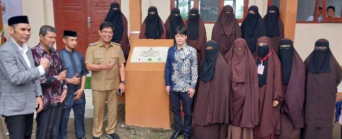 Di era globalisasi yang semakin maju, pendidikan menjadi salah satu pilar penting dalam menciptakan masyarakat yang cerdas dan berdaya saing. Namun, fenomena menarik terjadi di Kabupaten Bulukumba, di mana sejumlah sekolah negeri mengalami penurunan minat pendaftaran siswa baru. Berbagai faktor mulai dari kualitas pendidikan, fasilitas, hingga pilihan orang tua dan siswa menjadi penyebab munculnya masalah ini. Dalam artikel ini, kita akan menggali lebih dalam tentang fenomena ini dengan membahas beberapa sub judul yang berkaitan. 1. Kualitas Pendidikan dan Akreditasi Salah satu faktor utama yang mempengaruhi minat siswa untuk mendaftar di sekolah negeri di Bulukumba adalah kualitas pendidikan itu sendiri. Kualitas pendidikan dapat dilihat dari akreditasi yang dimiliki oleh setiap sekolah. Saat ini, banyak orang tua yang lebih memilih sekolah swasta yang telah terbukti memiliki kualitas pendidikan yang lebih baik dibandingkan dengan sekolah negeri. Akreditasi adalah penilaian yang diberikan kepada instansi pendidikan atas hasil belajar dan sistem manajemen yang diterapkan. Sekolah dengan akreditasi A umumnya lebih diminati karena dianggap mampu memberikan pendidikan yang lebih baik. Jika sebuah sekolah negeri di Bulukumba mendapatkan akreditasi B atau bahkan C, maka minat siswa untuk mendaftar di sekolah tersebut akan menurun. Selain itu, laporan hasil belajar yang tidak memuaskan juga memberikan dampak negatif terhadap citra sekolah. Namun, kualitas pendidikan tidak hanya ditentukan oleh akreditasi. Faktor guru juga berperan penting. Ketersediaan guru yang berkualitas dan berpengalaman akan meningkatkan mutu pengajaran. Sayangnya, banyak sekolah negeri di Bulukumba mengalami kekurangan guru berkualitas yang dapat mendukung proses belajar mengajar secara optimal. Ketidakpuasan orang tua terhadap kualitas pendidikan di sekolah negeri membuat mereka beralih ke sekolah swasta yang dianggap lebih baik. Sebagai upaya untuk meningkatkan kualitas pendidikan, pemerintah perlu melakukan evaluasi dan pembenahan terhadap sistem pendidikan yang ada. Pengembangan kompetensi guru, penambahan fasilitas, dan program peningkatan kualitas pendidikan harus menjadi prioritas utama untuk menarik kembali minat siswa ke sekolah negeri. 2. Fasilitas dan Infrastruktur Sekolah Fasilitas dan infrastruktur sekolah menjadi salah satu penentu kenyamanan dan efektivitas proses belajar mengajar. Di banyak sekolah negeri di Bulukumba, fasilitas yang ada sering kali kurang memadai. Sebut saja ruang kelas yang tidak layak, kurangnya alat bantu belajar, dan minimnya sarana olahraga yang dapat menunjang perkembangan siswa. Kondisi fasilitas yang tidak memadai dapat mengurangi semangat belajar siswa. Orang tua pun cenderung memilih sekolah yang memiliki fasilitas lebih baik, meskipun harus merogoh kocek lebih dalam untuk biaya pendidikan. Sekolah swasta umumnya menawarkan fasilitas yang lebih lengkap dan modern, seperti laboratorium yang memadai, ruang multimedia, dan sarana olahraga yang lebih baik. Hal ini menjadi daya tarik tersendiri bagi orang tua dan siswa. Pemerintah daerah perlu memperhatikan keadaan fasilitas sekolah negeri yang ada. Anggaran yang cukup untuk renovasi dan pengembangan infrastruktur harus dialokasikan demi meningkatkan kualitas pendidikan. Dengan fasilitas yang memadai, diharapkan minat siswa untuk mendaftar di sekolah negeri dapat meningkat. 3. Pilihan Alternatif dan Persepsi Masyarakat Dalam beberapa tahun terakhir, kesadaran masyarakat mengenai pentingnya pendidikan yang berkualitas semakin meningkat. Hal ini membuat orang tua lebih selektif dalam memilih sekolah untuk anak-anak mereka. Pilihan alternatif seperti sekolah swasta, homeschooling, atau sekolah internasional menjadi semakin menarik bagi orang tua. Persepsi bahwa sekolah swasta menawarkan pendidikan yang lebih baik dan lebih berfokus pada pengembangan karakter membuat banyak orang beralih. Selain itu, pengaruh media sosial juga berperan dalam perubahan persepsi ini. Banyak orang tua yang mencari informasi mengenai sekolah melalui internet dan platform media sosial. Ulasan dan testimoni dari orang tua lain juga menjadi pertimbangan dalam memilih sekolah. Sebuah sekolah negeri yang tidak memiliki citra baik di mata masyarakat akan kehilangan minat pendaftarannya. Tanpa adanya strategi komunikasi yang efektif, sekolah negeri akan sulit untuk memperbaiki citra dan menarik kembali siswa. Oleh karena itu, penting bagi pihak sekolah untuk melakukan branding yang baik, serta meningkatkan interaksi dengan masyarakat. Program-program yang melibatkan orang tua dan masyarakat akan memberikan dampak positif dalam meningkatkan kepercayaan terhadap sekolah negeri. 4. Dampak Sosial dan Ekonomi dari Penurunan Minat Siswa Penurunan minat pendaftaran siswa di sekolah negeri juga membawa dampak sosial dan ekonomi yang signifikan. Dari sisi sosial, sekolah yang sepi peminat akan mengalami penurunan jumlah siswa secara drastis. Hal ini dapat berakibat pada hilangnya keberagaman siswa yang merupakan salah satu elemen penting dalam proses belajar mengajar. Keberagaman dapat memperkaya pembelajaran dan menciptakan lingkungan yang inklusif. Dari sisi ekonomi, sekolah dengan jumlah siswa yang sedikit akan kesulitan dalam pengelolaan anggaran. Biaya operasional yang harus dikeluarkan tetap harus sama meskipun jumlah siswa berkurang. Akibatnya, sekolah mungkin akan kesulitan dalam memenuhi kebutuhan dasar, seperti gaji guru dan pemeliharaan fasilitas. Penurunan minat siswa juga berpotensi mengurangi prestasi akademik sekolah. Sebuah sekolah dengan sedikit siswa akan kesulitan dalam mengikuti berbagai kompetisi akademik atau non-akademik. Hal ini bisa berujung pada reputasi yang semakin menurun dan membuat orang tua semakin enggan untuk mendaftarkan anaknya ke sekolah tersebut. Untuk mengatasi masalah ini, diperlukan kolaborasi antara pemerintah, sekolah, dan masyarakat dalam menciptakan program yang menarik bagi siswa baru. Inovasi dalam pembelajaran dan kegiatan ekstrakurikuler dapat meningkatkan minat siswa untuk mendaftar di sekolah negeri.