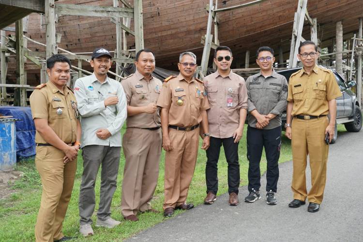 PPKD atau Pusat Pelayanan Kedinasan Daerah Kabupaten Bulukumba merupakan lembaga yang berfungsi sebagai penghubung antara pemerintah daerah dengan masyarakat dalam rangka memberikan pelayanan publik yang optimal. Dalam konteks pemerintahan, PPKD memiliki peranan yang sangat penting dalam memastikan bahwa setiap kebijakan yang diambil oleh pemerintah dapat tersampaikan dengan baik kepada masyarakat dan sebaliknya, aspirasi masyarakat dapat disampaikan kepada pemerintah. Melalui artikel ini, kita akan membahas secara mendalam mengenai PPKD Kabupaten Bulukumba, termasuk struktur organisasi, fungsi dan tugas, program pelayanan yang ada, serta tantangan yang dihadapi dalam memberikan pelayanan optimal kepada masyarakat. 1. Struktur Organisasi PPKD Kabupaten Bulukumba Struktur organisasi PPKD Kabupaten Bulukumba dirancang sedemikian rupa agar dapat menjalankan fungsi dan tugasnya dengan efektif dan efisien. PPKD terdiri dari beberapa bagian yang masing-masing memiliki tanggung jawab tertentu. Di bagian atas struktur organisasi, terdapat kepala PPKD yang bertanggung jawab langsung kepada Bupati Kabupaten Bulukumba. Kepala PPKD ini berperan sebagai pengambil keputusan strategis dan bertanggung jawab dalam perencanaan, pelaksanaan, serta evaluasi program-program yang ada. Di bawah kepala PPKD, terdapat beberapa bidang yang masing-masing dipimpin oleh kepala bidang. Setiap bidang memiliki fokus tertentu, seperti bidang pelayanan administrasi, bidang pengelolaan data, dan bidang pengawasan. Misalnya, bidang pelayanan administrasi bertanggung jawab untuk memberikan pelayanan kepada masyarakat dalam hal pengurusan dokumen-dokumen resmi, seperti KTP, akta kelahiran, dan izin usaha. Sementara itu, bidang pengelolaan data berfungsi untuk mengumpulkan dan menganalisis data yang berkaitan dengan kebutuhan pelayanan publik. Selain itu, dalam struktur organisasi PPKD juga terdapat staf yang membantu dalam melaksanakan tugas-tugas sehari-hari. Staf ini terdiri dari tenaga administrasi, tenaga teknis, dan tenaga pendukung lainnya yang membantu dalam operasional PPKD. Dengan adanya struktur organisasi yang jelas, PPKD Kabupaten Bulukumba dapat memastikan bahwa setiap aspek pelayanan publik dapat berjalan dengan baik dan akuntabel. 2. Fungsi dan Tugas PPKD Kabupaten Bulukumba PPKD Kabupaten Bulukumba memiliki beragam fungsi dan tugas yang sangat penting dalam rangka meningkatkan kualitas pelayanan publik. Salah satu fungsi utama PPKD adalah sebagai lembaga yang mengkoordinasikan berbagai aspek pelayanan di tingkat daerah. Hal ini mencakup pengaturan dan penyampaian informasi kepada masyarakat mengenai layanan yang tersedia serta prosedur yang harus dilalui untuk mendapatkannya. Tugas PPKD juga meliputi pengawasan dan evaluasi terhadap pelaksanaan kebijakan publik yang telah ditetapkan oleh pemerintah. PPKD bertanggung jawab untuk memastikan bahwa kebijakan tersebut diterapkan dengan baik dan memberikan manfaat bagi masyarakat. Dalam hal ini, PPKD melakukan monitoring dan evaluasi terhadap program-program yang ada, serta memberikan rekomendasi perbaikan jika diperlukan. Selain itu, PPKD juga berperan dalam meningkatkan kapasitas aparatur pemerintah di daerah dalam hal pelayanan publik. Ini dilakukan melalui pelatihan dan sosialisasi mengenai standar pelayanan yang baik. PPKD memiliki tanggung jawab untuk menciptakan SDM yang kompeten dan profesional dalam melayani masyarakat, sehingga diharapkan pelayanan yang diberikan dapat memenuhi ekspektasi masyarakat. Dalam menjalankan fungsi dan tugasnya, PPKD juga berkolaborasi dengan berbagai stakeholder, termasuk instansi pemerintah lainnya, organisasi non-pemerintah, dan masyarakat umum. Hal ini penting untuk menciptakan sinergi dalam penyelenggaraan pelayanan publik yang lebih baik di Kabupaten Bulukumba. 3. Program Pelayanan PPKD Kabupaten Bulukumba PPKD Kabupaten Bulukumba memiliki berbagai program pelayanan yang dirancang untuk memenuhi kebutuhan masyarakat. Salah satu program unggulan adalah program pelayanan terpadu satu pintu (PTSP) yang bertujuan untuk mempermudah masyarakat dalam mengakses layanan publik. Dalam program ini, masyarakat dapat mengurus berbagai dokumen dan izin hanya di satu tempat, sehingga mengurangi waktu dan biaya yang dikeluarkan. Program lain yang tidak kalah penting adalah program edukasi masyarakat mengenai hak dan kewajiban dalam mendapatkan pelayanan publik. PPKD mengadakan berbagai kegiatan sosialisasi, seminar, dan penyuluhan yang bertujuan untuk meningkatkan kesadaran masyarakat akan pentingnya pelayanan yang berkualitas. Dengan meningkatnya kesadaran masyarakat, diharapkan mereka dapat lebih aktif dalam memberikan masukan dan aspirasi kepada pemerintah. PPKD juga berkomitmen untuk menerapkan teknologi informasi dalam pelayanan publik. Salah satu upaya yang dilakukan adalah pengembangan sistem informasi pelayanan publik yang memudahkan masyarakat dalam mengakses informasi dan mengajukan permohonan secara online. Dengan demikian, masyarakat tidak lagi perlu datang ke kantor PPKD secara langsung, yang tentunya akan lebih efisien dan menghemat waktu. Kegiatan lain yang diadakan oleh PPKD adalah pembinaan terhadap aparatur pemerintah di tingkat desa dan kelurahan. PPKD memberikan pelatihan tentang bagaimana cara memberikan pelayanan publik yang baik dan sesuai dengan standar yang telah ditetapkan. Melalui program-program tersebut, PPKD Kabupaten Bulukumba berupaya untuk menciptakan pelayanan publik yang transparan, akuntabel, dan responsif terhadap kebutuhan masyarakat. 4. Tantangan PPKD Kabupaten Bulukumba dalam Pelayanan Publik Meskipun PPKD Kabupaten Bulukumba telah berusaha semaksimal mungkin dalam memberikan pelayanan publik, tetap ada beberapa tantangan yang dihadapi. Salah satu tantangan terbesar adalah masalah keterbatasan sumber daya manusia. Meskipun PPKD memiliki staf yang terlatih, jumlah mereka belum mencukupi untuk memenuhi semua kebutuhan pelayanan masyarakat. Hal ini sering kali mengakibatkan antrian panjang dan waktu tunggu yang lama bagi masyarakat yang ingin mendapatkan pelayanan. Tantangan lainnya adalah masalah infrastruktur dan teknologi informasi. Di beberapa daerah, akses terhadap teknologi masih terbatas, sehingga program-program yang berbasis teknologi informasi tidak dapat diakses secara maksimal oleh masyarakat. Hal ini menjadi kendala dalam implementasi pelayanan publik yang modern dan efisien. Selain itu, kurangnya kesadaran masyarakat tentang hak-hak mereka dalam mendapatkan pelayanan publik juga menjadi tantangan tersendiri. Masyarakat yang tidak mengetahui hak-hak mereka sering kali tidak berani untuk mengajukan permohonan atau melaporkan masalah yang mereka hadapi, sehingga menghambat upaya pemerintah dalam menyelesaikan permasalahan. Untuk menghadapi tantangan tersebut, PPKD Kabupaten Bulukumba perlu melakukan evaluasi dan perbaikan secara berkala terhadap sistem dan prosedur yang ada. Kolaborasi dengan berbagai pihak, termasuk masyarakat, juga sangat penting untuk menciptakan pelayanan publik yang lebih baik.