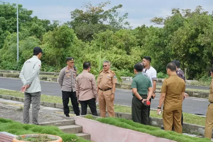 Kementerian Dalam Negeri (Kemendagri) Republik Indonesia baru-baru ini meluncurkan gerakan yang bertujuan untuk memperkuat rasa nasionalisme di kalangan masyarakat dengan membagikan 10 juta bendera Merah Putih. Kegiatan ini bertempat di Pantai Bira, Bulukumba, Sulawesi Selatan, yang dikenal dengan keindahan alamnya. Melalui program ini, Kemendagri ingin mendorong masyarakat untuk lebih mencintai tanah air dan meningkatkan kesadaran akan pentingnya simbol-simbol negara. Pembagian bendera ini bukan hanya sekadar kegiatan seremonial, tetapi juga diharapkan dapat menjadi momentum untuk meningkatkan rasa persatuan dan kesatuan di antara seluruh elemen bangsa. Dalam artikel ini, kita akan membahas lebih dalam mengenai latar belakang gerakan ini, pelaksanaan di Pantai Bira, dampaknya bagi masyarakat, serta partisipasi masyarakat dalam kegiatan tersebut. Latar Belakang Gerakan Pembagian Bendera Merah Putih Gerakan pembagian bendera Merah Putih ini dilatarbelakangi oleh pentingnya simbol kebangsaan dalam memperkuat identitas nasional. Di era globalisasi ini, pengaruh budaya asing sering kali mengancam nilai-nilai lokal dan nasional. Kementerian Dalam Negeri menyadari bahwa salah satu cara untuk menghadapi tantangan tersebut adalah dengan memperkuat rasa cinta tanah air. Pembagian 10 juta bendera Merah Putih merupakan salah satu strategi untuk mengimplementasikan hal tersebut. Dalam beberapa tahun terakhir, Kemendagri telah melaksanakan berbagai program untuk mengedukasi masyarakat tentang pentingnya nilai-nilai kebangsaan. Pembagian bendera ini diharapkan bisa menjangkau berbagai lapisan masyarakat, mulai dari anak-anak, remaja, hingga orang dewasa. Melalui pembagian bendera, diharapkan masyarakat akan lebih memahami arti penting dari bendera sebagai simbol perjuangan dan identitas bangsa. Kegiatan ini juga bertujuan untuk mengajak masyarakat berperan aktif dalam memperingati hari-hari besar nasional dengan cara yang lebih bermakna. Pelaksanaan di Pantai Bira Bulukumba Pelaksanaan pembagian bendera Merah Putih di Pantai Bira Bulukumba merupakan salah satu momen spesial yang ditunggu-tunggu oleh masyarakat sekitar. Pantai Bira sendiri adalah salah satu destinasi wisata yang terkenal di Sulawesi Selatan, sehingga kegiatan ini juga akan menarik perhatian wisatawan. Pada acara tersebut, Kemendagri mengajak berbagai elemen masyarakat, mulai dari pemerintah daerah, organisasi masyarakat, hingga pelajar untuk berpartisipasi. Hari pelaksanaan dimulai dengan upacara yang dihadiri oleh pejabat tinggi Kemendagri dan pemerintah daerah setempat. Dalam upacara tersebut, disampaikan pesan-pesan penting mengenai makna bendera Merah Putih, sejarah perjuangan bangsa, serta harapan untuk masa depan Indonesia yang lebih baik. Setelah upacara, dilakukan pembagian bendera kepada masyarakat yang sudah berkumpul di lokasi tersebut. Pembagian bendera dilakukan secara simbolis, di mana para pejabat menyerahkan bendera kepada perwakilan masyarakat. Masyarakat yang menerima bendera kemudian diajak untuk mengibarkan bendera di rumah masing-masing dan tempat-tempat umum. Dalam rangka meramaikan acara, juga digelar berbagai kegiatan tambahan seperti lomba menggambar dan mewarnai bagi anak-anak dengan tema kebangsaan. Kegiatan tersebut tidak hanya menghibur tetapi juga menanamkan rasa cinta tanah air sejak dini. Dampak Gerakan Pembagian Bendera bagi Masyarakat Gerakan pembagian 10 juta bendera Merah Putih di Pantai Bira diharapkan dapat memberikan dampak positif bagi masyarakat, baik secara psikologis maupun sosial. Secara psikologis, kegiatan ini bisa meningkatkan rasa bangga dan cinta tanah air di kalangan masyarakat. Masyarakat diharapkan akan lebih menghargai sejarah dan perjuangan bangsa, serta menjadikan bendera Merah Putih sebagai simbol persatuan. Secara sosial, pembagian bendera ini diharapkan bisa mempererat hubungan antarwarga masyarakat. Saat masyarakat berkumpul untuk mengikuti acara ini, terjadi interaksi sosial yang positif. Masyarakat dapat saling berbagi pengalaman, cerita, dan pemikiran mengenai arti penting bendera dan nilai-nilai kebangsaan. Hal ini tentu dapat menciptakan rasa solidaritas dan kebersamaan yang lebih kuat, yang sangat penting dalam membangun bangsa yang bersatu. Selain itu, kegiatan ini juga dapat menjadi ajang promosi bagi Pantai Bira sebagai destinasi wisata. Dengan adanya acara ini, diharapkan wisatawan yang hadir akan merasa tertarik untuk mengunjungi pantai tersebut dan menikmati keindahan alamnya. Hal ini akan berkontribusi pada peningkatan ekonomi lokal melalui sektor pariwisata. Partisipasi Masyarakat dalam Kegiatan Partisipasi masyarakat merupakan kunci keberhasilan dari gerakan pembagian bendera Merah Putih ini. Kemendagri mengajak semua elemen masyarakat, termasuk sekolah, organisasi pemuda, dan kelompok masyarakat, untuk terlibat aktif dalam kegiatan ini. Keterlibatan masyarakat tidak hanya sebatas hadir dalam acara pembagian bendera, tetapi juga dalam mengibarkan bendera di rumah dan tempat umum. Pendidikan juga menjadi bagian penting dalam meningkatkan partisipasi masyarakat. Melalui kerja sama dengan sekolah-sekolah, Kemendagri berharap agar kegiatan ini dapat dijadikan sebagai bahan pelajaran. Sekolah bisa mengadakan kegiatan yang berkaitan dengan nilai-nilai kebangsaan, sehingga siswa tidak hanya memperoleh pengetahuan tetapi juga pengalaman langsung terkait cinta tanah air. Masyarakat juga didorong untuk membagikan momen berharga ini melalui media sosial. Dengan cara ini, gerakan pembagian bendera Merah Putih akan semakin meluas dan menarik perhatian lebih banyak orang. Harapannya, dengan semakin banyaknya orang yang sadar akan pentingnya simbol-simbol kebangsaan, maka rasa cinta tanah air akan semakin menguat di kalangan generasi muda.